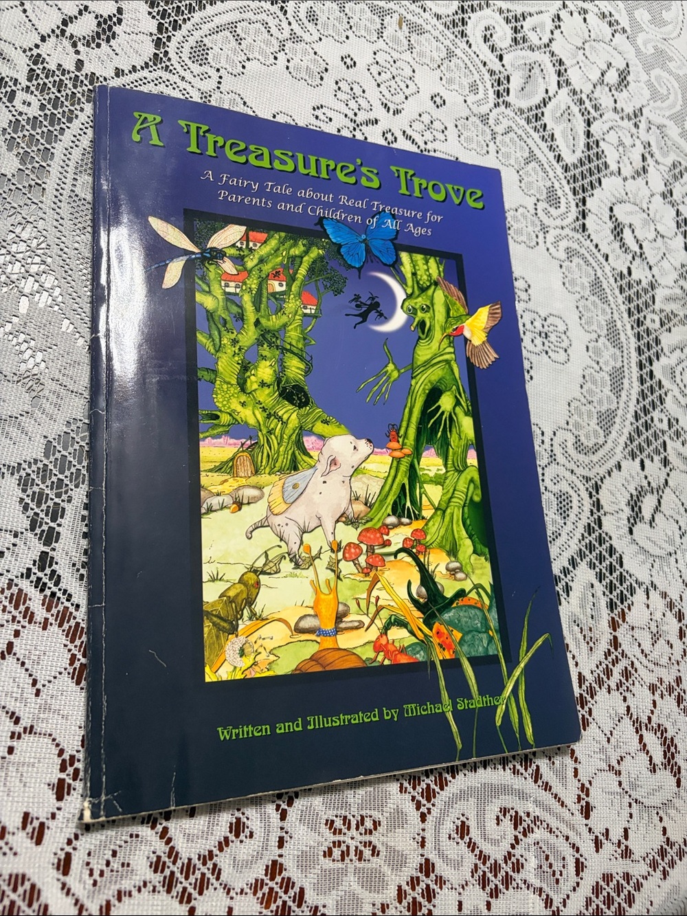 A Treasure's Trove Illustrated Fairy Tale - paperback